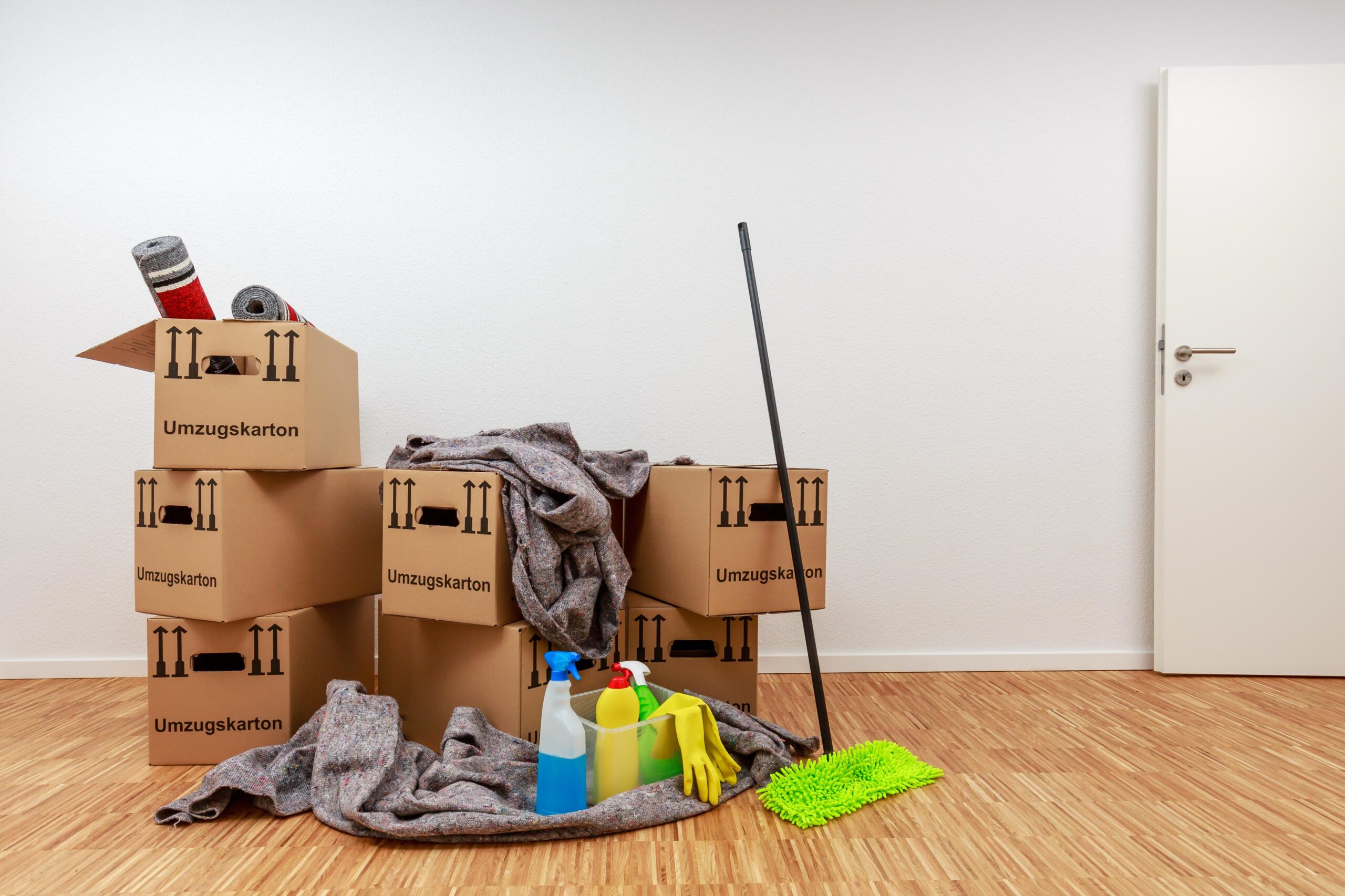 Firmenauflösung in Brühl mit Umzugskartons, Reinigungszubehör und leergeräumten Büroräumen.